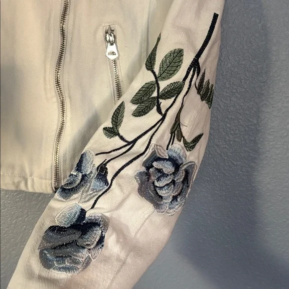 STOOSH White jean jacket. Beautiful detailed Blue floral embroidery. Size small - Picture 3 of 12